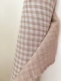 Image 1 of Tissu Double Gaze Gaufrée Vichy Galet/blanc Cassé