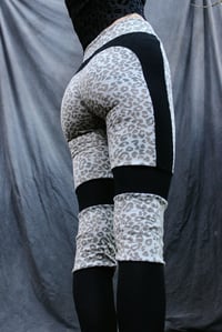 Image 4 of RAYA leggings, grey leopard/black