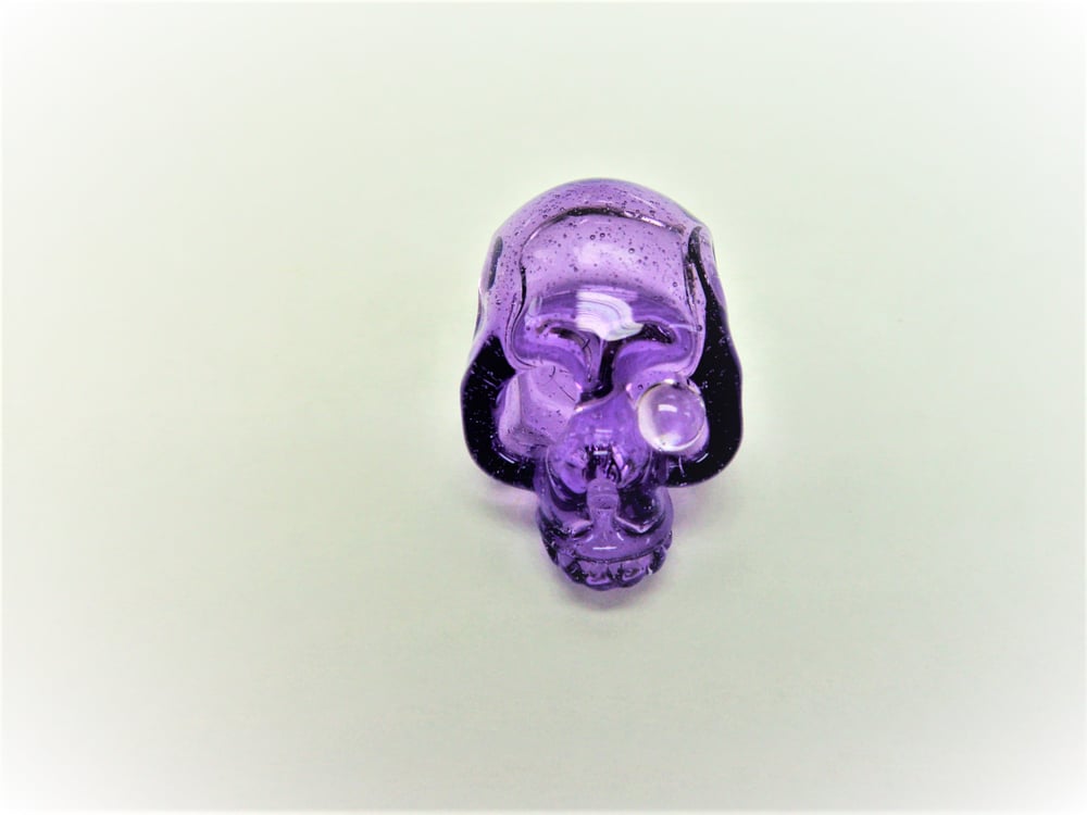 Image of AQUARIUS SNACK SKULL PENDANT PURPLE LOLLIPOP. U.V. EYE