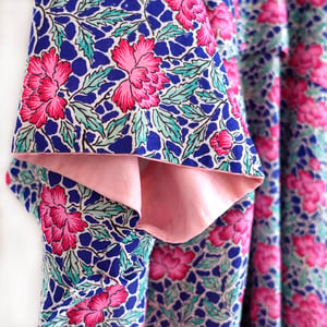 Image of Silke kimono pink blomster på blå baggrund - kan forlænges