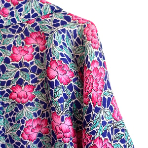 Image of Silke kimono pink blomster på blå baggrund - kan forlænges