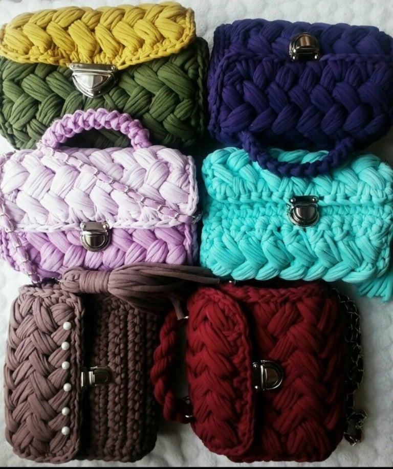 Crochet purses with a handle and chains . Image 5