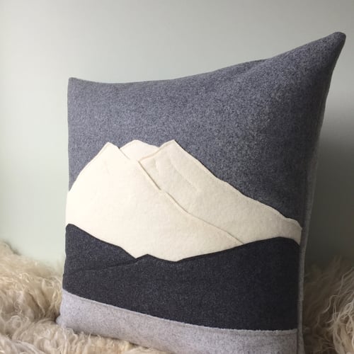 Image of Tahoma / Mount Rainier from Olympia Landscape Cushion