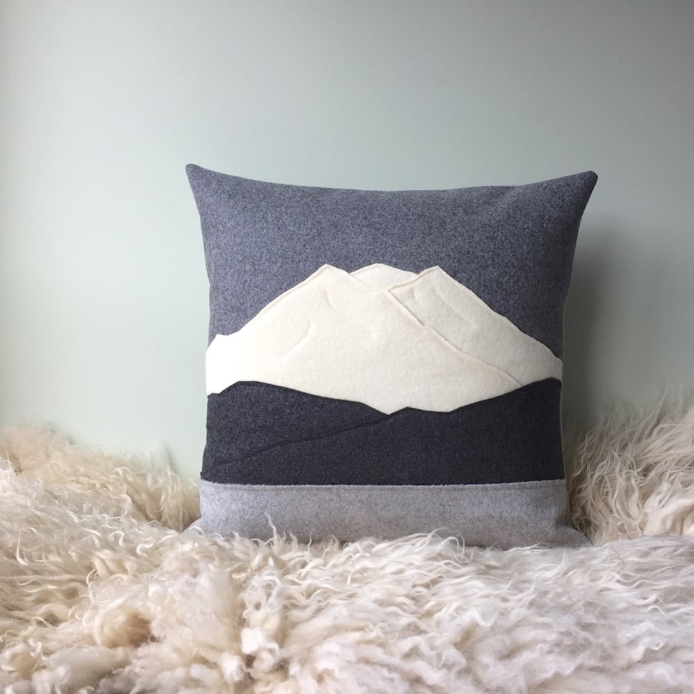 Image of Tahoma / Mount Rainier from Olympia Landscape Cushion