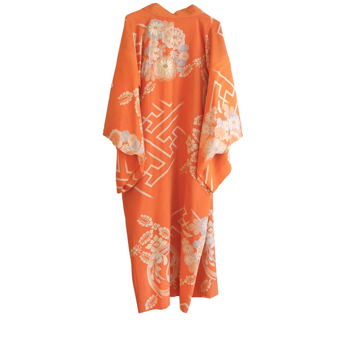 Image of Silke kimono brændt orange med silketråds-broderet krysantemum