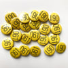 061 BUTTON BADGE IN YELLOW + BLACK