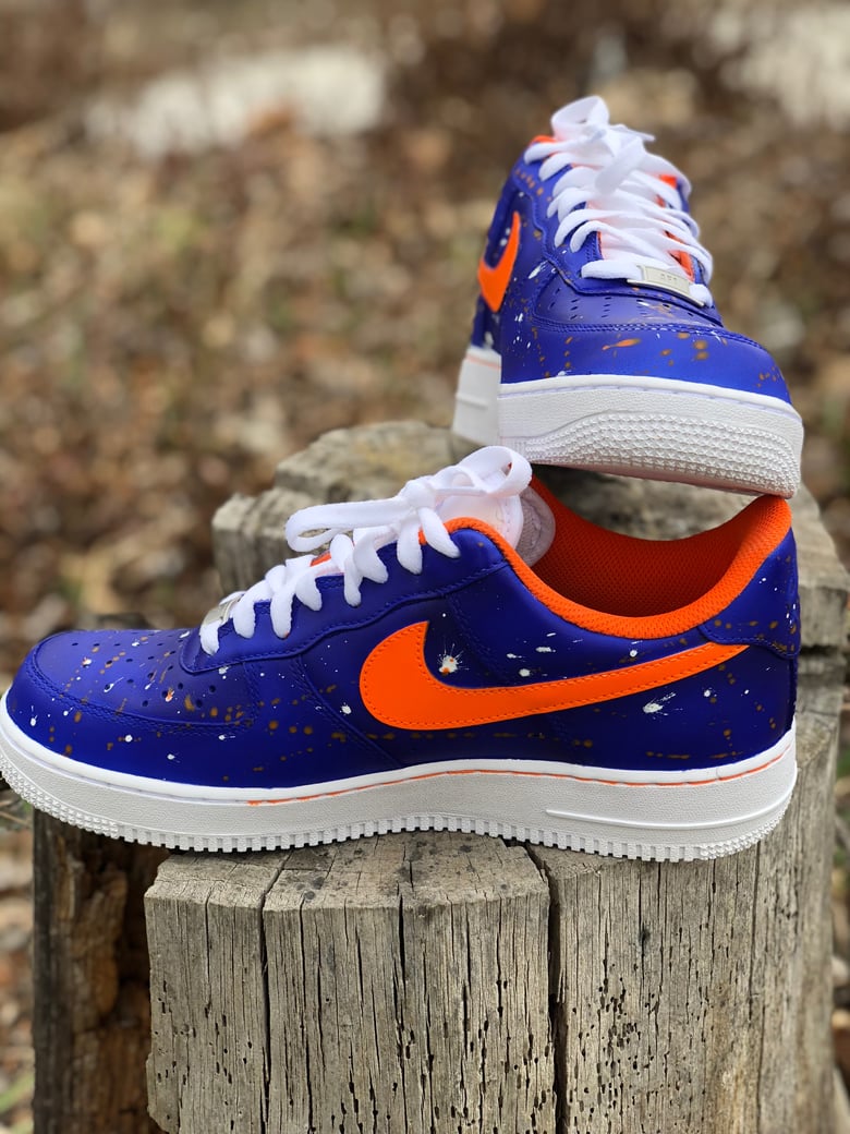 Image of Knicks tape color changing Air Force ones