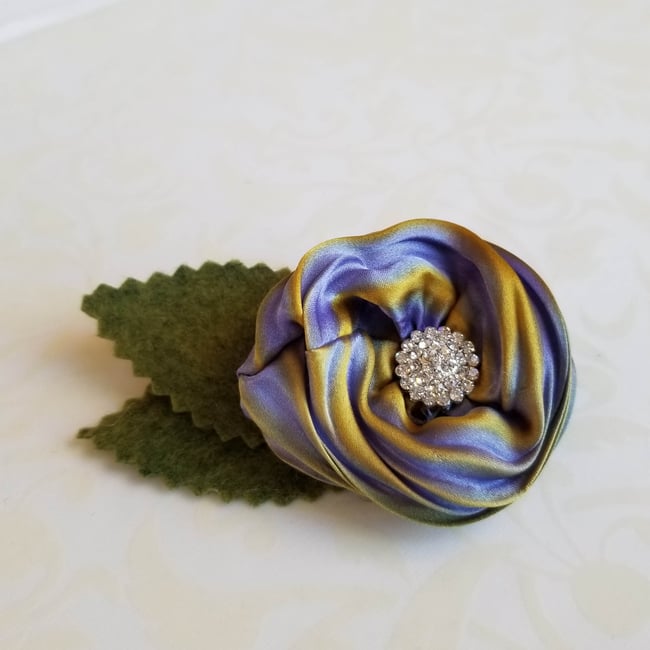 Periwinkle Vinca Floral Brooch (Small)