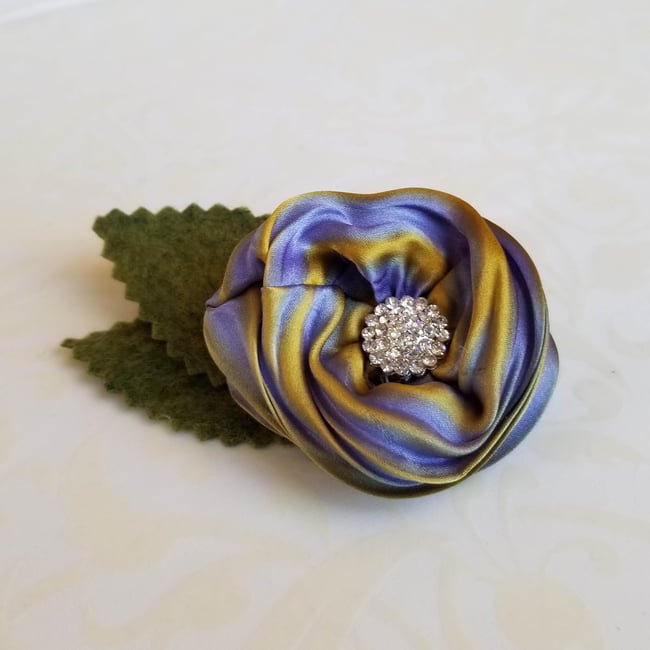 Periwinkle Vinca Floral Brooch (Small)