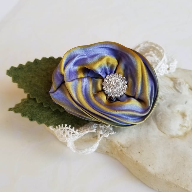 Periwinkle Vinca Floral Brooch (Small)