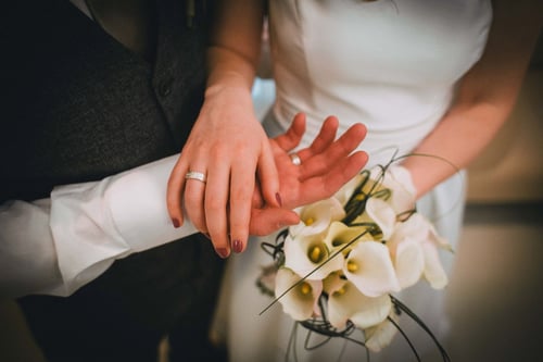 Image of silver wedding rings with inscription in Latin