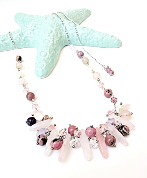 Image of Collier quartz rose,rhodonite, perles d'eau douce, verre à facettes...