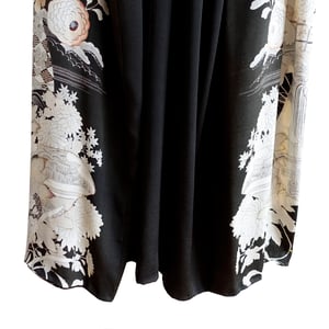 Image of Sort Silke kimono med peoner og vandfald mm.