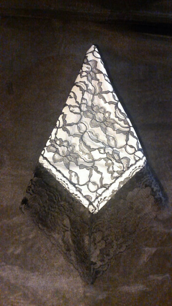 Image of LACE OVERLAY HANKIE