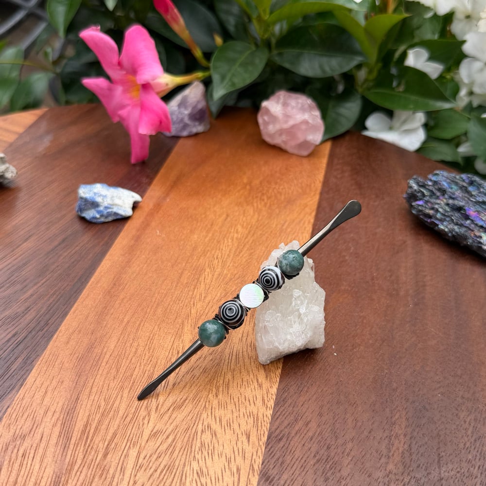 Image of algae stone dab tool 