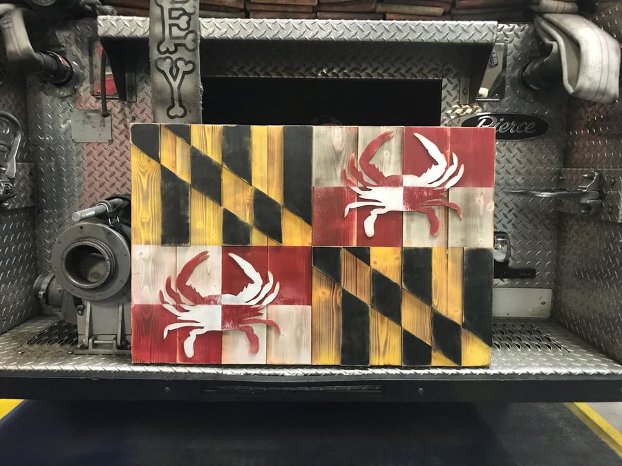Image of Medium Rustic Maryland Flag with Crabs