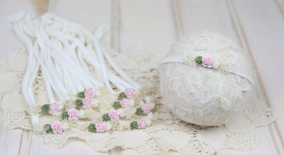 Image of Pink, White & Green Paper Flowers on Jersey Tieback