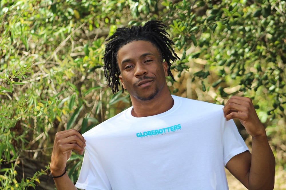 Image of GLOBEROTTERS LIGHT BLUE DRIP TEE