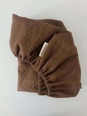 Image of linen fitted bedsheet