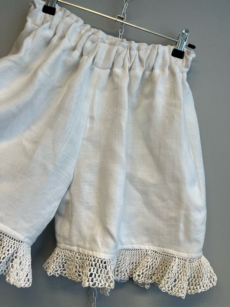 Image of Hvide shorts med blondekant (xs-m)