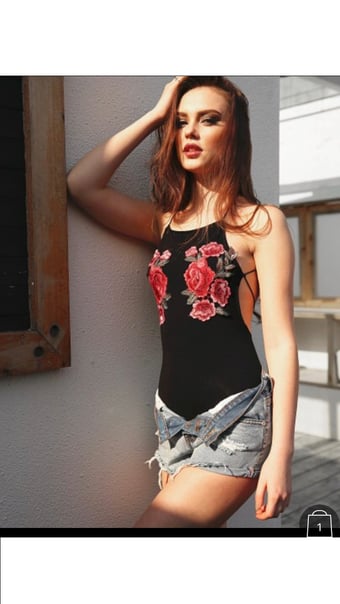 Image of Body espalda cruzada con rosas bordado