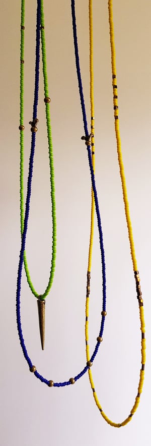 Image of Frida 2. Collar largo formado por cuentas de rocalla miyuki monocolor y detalles de cuentas de