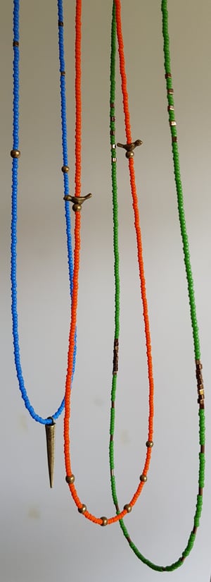 Image of Frida 2. Collar largo formado por cuentas de rocalla miyuki monocolor y detalles de cuentas de