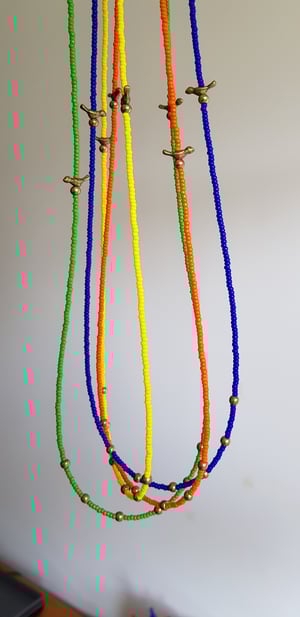 Image of Frida 2. Collar largo formado por cuentas de rocalla miyuki monocolor y detalles de cuentas de