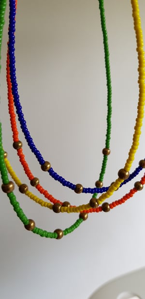 Image of Frida 2. Collar largo formado por cuentas de rocalla miyuki monocolor y detalles de cuentas de