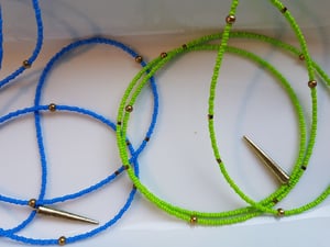 Image of Frida 3. Collar largo formado por cuentas de rocalla miyuki monocolor y detalles de cuentas de