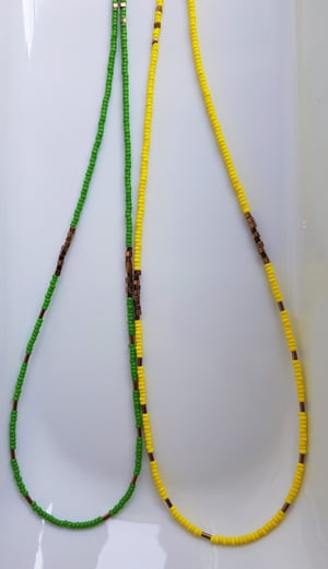 Image of Frida 1. Collar largo formado por cuentas de rocalla miyuki monocolor y detalles de cuentas de