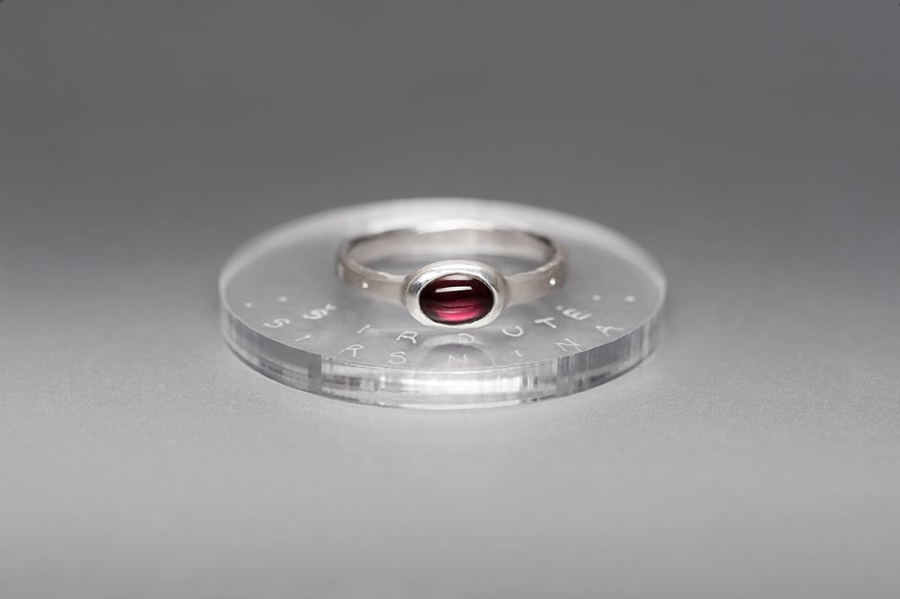 Image of "Heart" silver ring with garnet · CORCILLUM ·