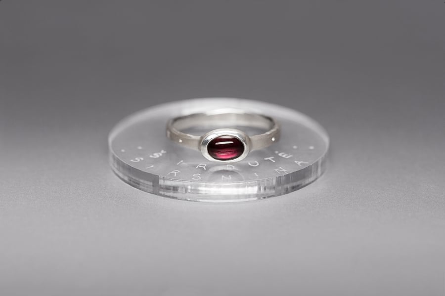 Image of "Heart" silver ring with garnet  · CORCILLUM ·