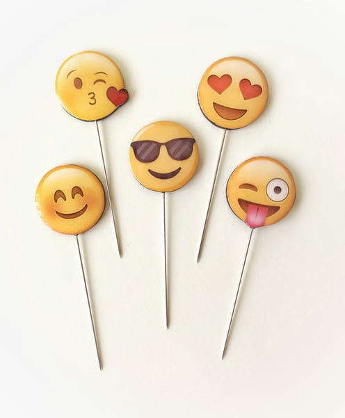Image of Alfileres Emoji en packs