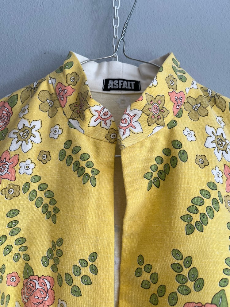 Image of Gul skjortebluse med blomster (s)