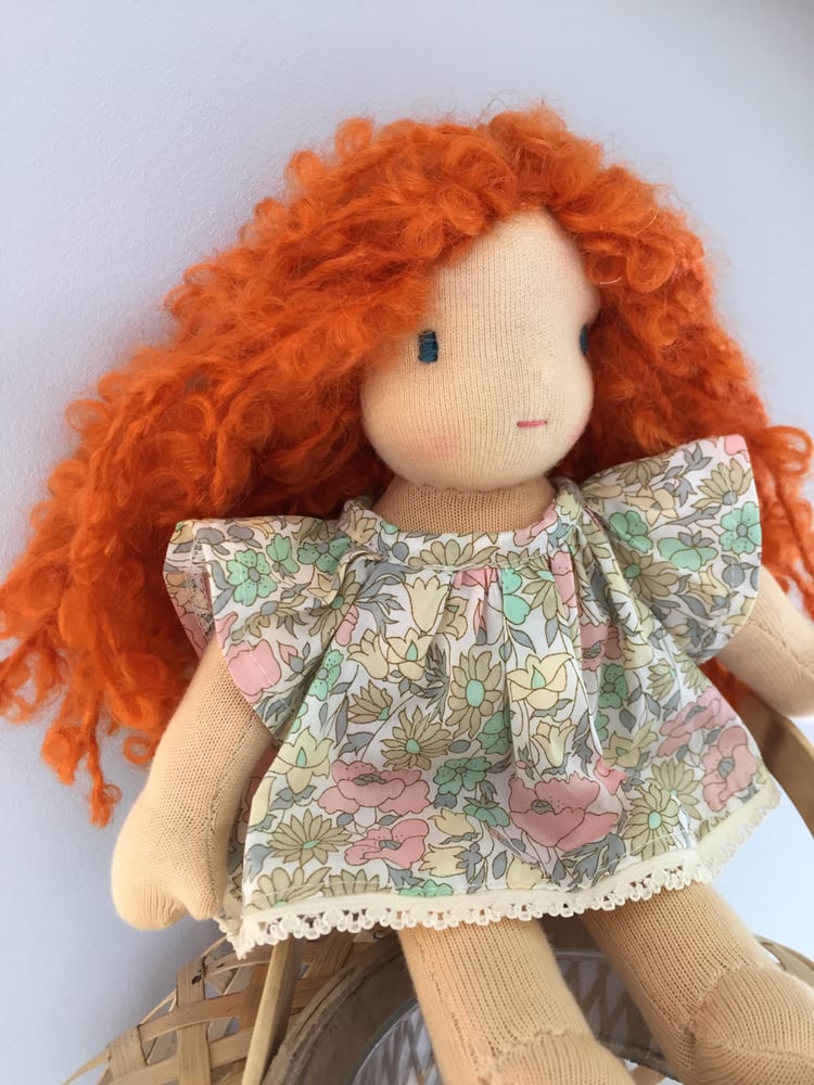 Image of Toute petite Poupee Waldorf rousse