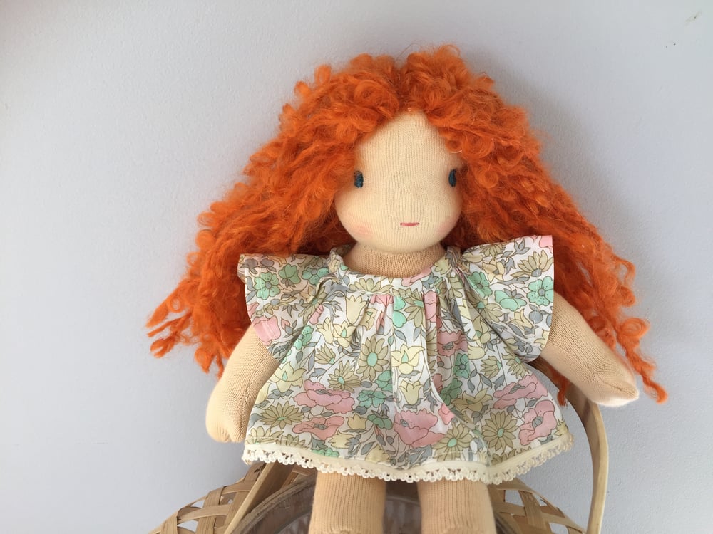 Image of Toute petite Poupee Waldorf rousse