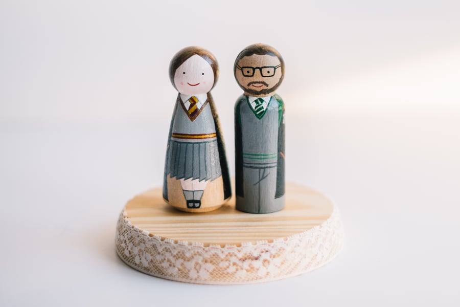 Image of Figuras de madera para tarta de Boda, originales y divertidas.