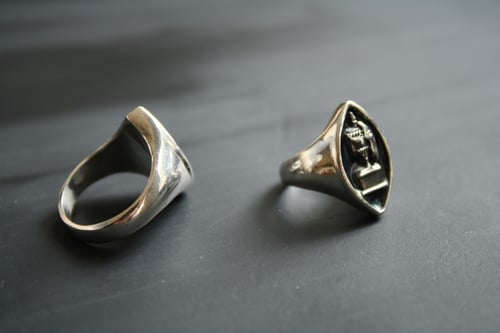 Image of DRAPED URN SIGNET