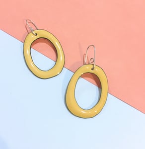 Image of Enamel hoop - Butter yellow