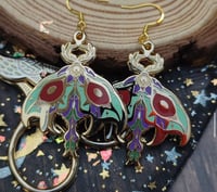 Cry moth enamel earring 
