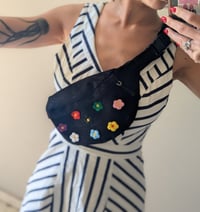 Image 1 of Sac banane petites fleurs multicolores 