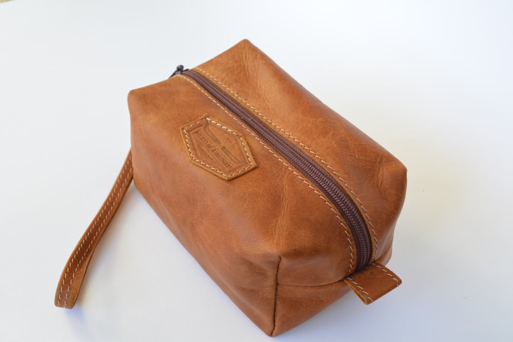 Image of The Finch Leather Toiletry Bag