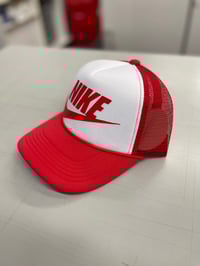 Image 5 of Nike trucker hat solid 2