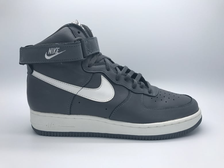 Image of NIKE AIR FORCE 1 HIGH "LIGHT GRAPHITE/WHITE"