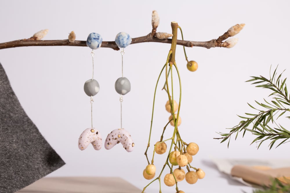 Image of Rocks On a Wire