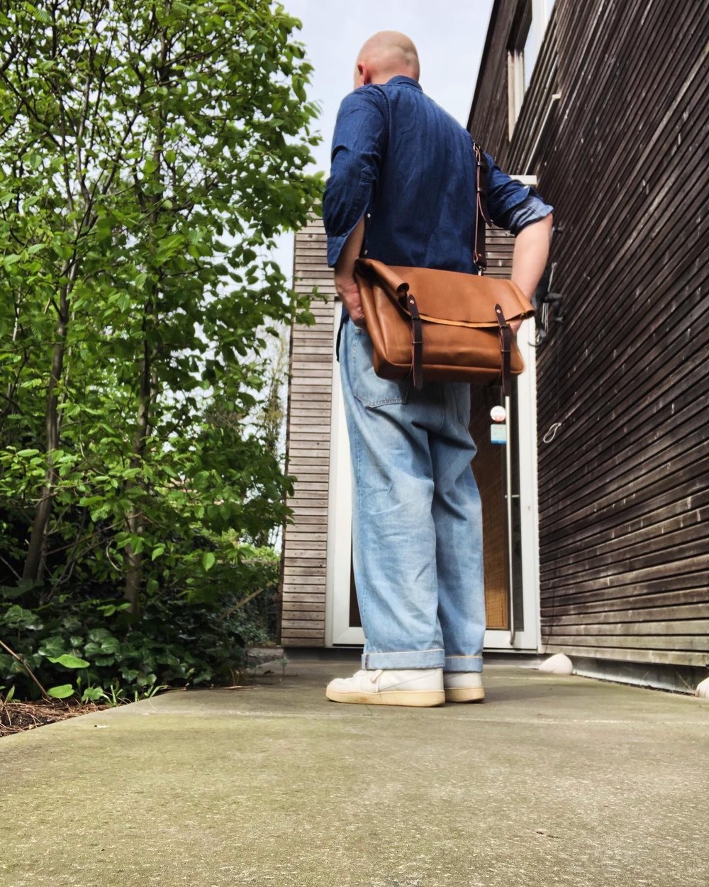 Image of Leather messenger in oiled leather in the color tabacco
