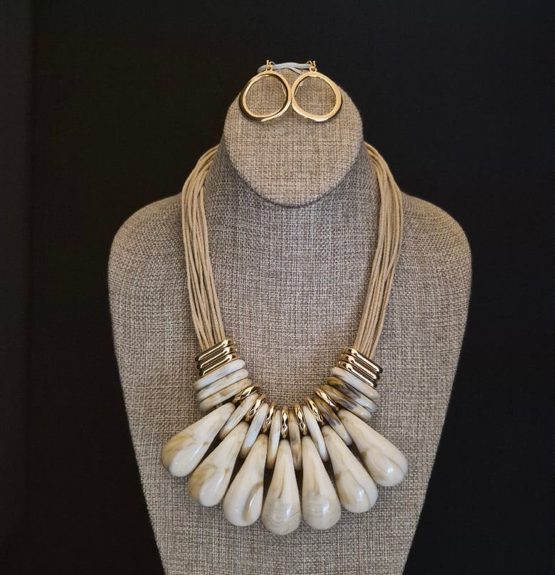 Image of Beige Marbled Necklace Set 