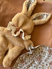 Image 2 of DOUDOU LAPIN CORPS MOU ET SON LANGE MOTIF BOUQUET D’AUTOMNE