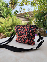 Image 6 of Bolso BANDOLERA mediano GRANADAS SOBRE NEGRO